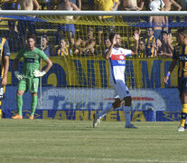 Gonzalez pone el 1 a 0 favorable a Tigre y un Central sorprendido empieza a desmoronarse en la tarde. (Fuente: Sebastián Granata) (Fuente: Sebastián Granata) (Fuente: Sebastián Granata)