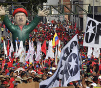 Una marea roja y la imagen de Chávez en la marcha de apoyo al gobierno de Maduro.