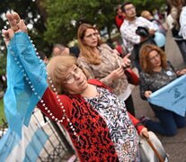 Los antiderechos se hicieron presentes frente al Hospital Eva Perón, en Tucumán. (Fuente: Juan Pablo Sánchez Noli) (Fuente: Juan Pablo Sánchez Noli) (Fuente: Juan Pablo Sánchez Noli)