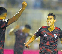 El chico Cristian Ferreira festeja el gol que convirtió anoche en el estadio de Atlético Tucumán.