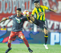 Ozuna y Pablo Hernández luchan por la pelota en una acción que se dio cerca del círculo central. (Fuente: Télam) (Fuente: Télam) (Fuente: Télam)