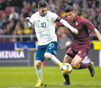 Messi maniobra ante un venezolano en el duelo amistoso. El capitán no logra brillar. (Fuente: AFP) (Fuente: AFP) (Fuente: AFP)