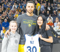 Stephen Curry y la pequeña californiana Riley, que lo conmovió con una carta de puño y letra. (Fuente: AFP) (Fuente: AFP) (Fuente: AFP)