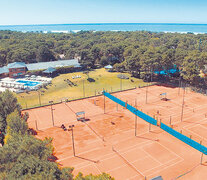 Las canchas del Tennis Ranch Pinamar, donde arrancará hoy el primero de los 21 torneos M15.