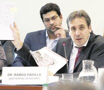 El juez Ramos Padilla muestra las pruebas recogidas en la investigación.