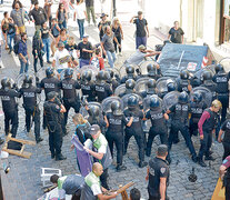 Las fuerzas policiales sitiaron la cuadra de la feria de San Telmo y les pegaron hasta a los turistas. (Fuente: Adrián Pérez) (Fuente: Adrián Pérez) (Fuente: Adrián Pérez)