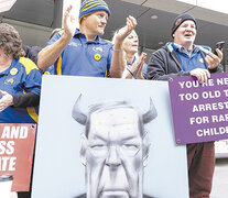 Un grupo de manifestantes celebra la condena de Pell en la puerta del juzgado en Melbourne.