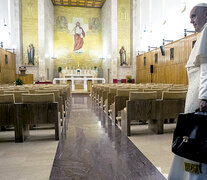 El Papa, valija en mano, tras volver al Vaticano de un retiro espiritual de cinco días de las afueras de Roma esta semana.