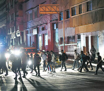 Un grupo de personas cruza una calle de Caracas a oscuras debido al apagón general.