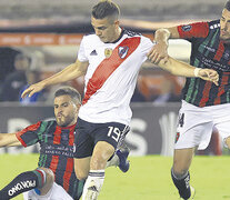 Borré intenta llevarse la pelota. Al colombiano le faltó contundencia. (Fuente: NA) (Fuente: NA) (Fuente: NA)