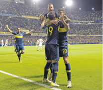 Lisandro López, Zárate y Benedetto festejan el primero de Boca, que ganó en la Bombonera. (Fuente: AFP) (Fuente: AFP) (Fuente: AFP)