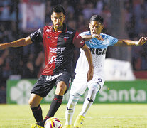 Zaracho disputa la pelota con Estigarribia. Hubo mucha lucha en el mediocampo. (Fuente: Télam) (Fuente: Télam) (Fuente: Télam)