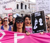 En el marco del 8M, un grupo de mujeres protestó frente a los tribunales de Ancona. (Fuente: @nonunadimeno) (Fuente: @nonunadimeno) (Fuente: @nonunadimeno)