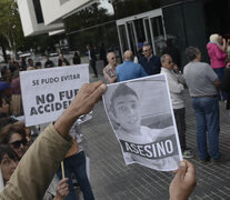 Algunos de los carteles levantados ayer en el ingreso al Centro de Justicia. (Fuente: Sebastián Joel Vargas) (Fuente: Sebastián Joel Vargas) (Fuente: Sebastián Joel Vargas)