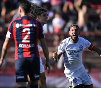 Miguel Torrén inicia el festejo de su gol mientras lo sufre Gonzalo Rodríguez.