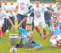 n Los jugadores de Arsenal festejan el título de la Primera B Nacional.