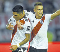 n Enzo Pérez recibe el abrazo de Borré, luego de marcar el gol de River, con un gran cabezazo, durante el primer tiempo.