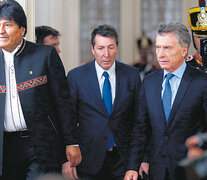 Evo Morales y Mauricio Macri fueron juntos a ver un avión Pampa. (Fuente: EFE) (Fuente: EFE) (Fuente: EFE)
