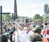 Miles se congregaron cerca de Notre Dame para el Via Crucis. (Fuente: AFP) (Fuente: AFP) (Fuente: AFP)
