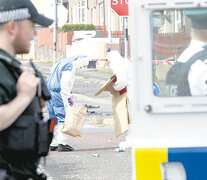 Forenses procesan la escena del crimen de Lyra Mckee (detalle) en Derry.