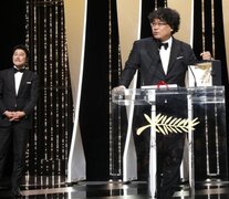 Bong Joon-ho junto a Catherine Deneuve, quien le entregó la Palma de Oro.