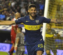 Lisandro López festeja su gol abriendo los brazos, cuando iban nueve minutos del segundo tiempo. (Fuente: Julio Martín Mancini) (Fuente: Julio Martín Mancini) (Fuente: Julio Martín Mancini)