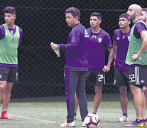 El entrenador Gallardo da indicaciones en Ezeiza al plantel millonario. (Fuente: Prensa River) (Fuente: Prensa River) (Fuente: Prensa River)