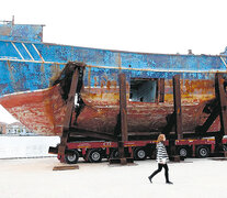 El barco pesquero es una obra sin nombre y sin inscripciones. La gigantesca obra que se pierde en el paisaje de los otros barcos, recuerda la injusticia y la muerte de migrantes libios.