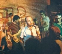 Banda en vivo, monólogos, bailarinas y buñuelos de ricota es el plan del espectáculo tributo Patricio Súper Show.