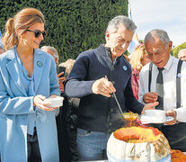 El Presidente sirviendo locro junto a Juliana Awada. (Fuente: Télam) (Fuente: Télam) (Fuente: Télam)