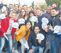 El candidato Sergio Ziliotto junto a jóvenes en el cierre de campaña.