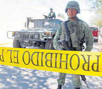 Soldados mexicanos resguardan el sitio en el que aparecieron 28 cuerpos el domingo en Guadalajara. (Fuente: EFE) (Fuente: EFE) (Fuente: EFE)