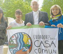 Emilce Cuda y monseñor Lugones (cent.) junto a miembros de Cuidadores de la Casa Común.