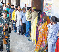 Una fila de ciudadanos espera para votar en el estado de Uttar Pradish, en la India. (Fuente: AFP) (Fuente: AFP) (Fuente: AFP)