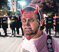 Un manifestante con careta de Bolsonaro en San Pablo.