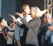 Marine Le Pen gesticula durante un acto electoral en Hénin-Beaumont, Francia. (Fuente: EFE) (Fuente: EFE) (Fuente: EFE)