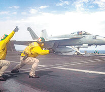 Despegue de un caza en el portaaviones USS Lincoln, que llegó esta semana al Golfo Pérsico. (Fuente: EFE) (Fuente: EFE) (Fuente: EFE)