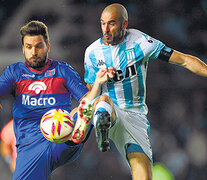 Janson y Lisandro López disputan la pelota. (Fuente: Télam) (Fuente: Télam) (Fuente: Télam)