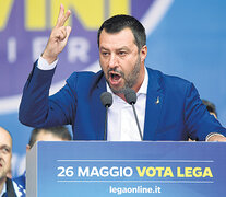 Salvini arenga a la multitud durante la cumbre ultraderechista en Milán.