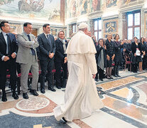 El Papa se encuentra con periodistas en la sala clementina del Vaticano.