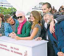 Banderas, Almodóvar, Penélope Cruz y Leonardo Sbaraglia con la prensa en Cannes.