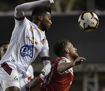 El partido fue muy friccionado en el mediocampo.