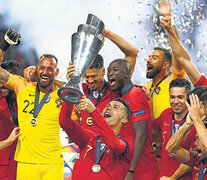 El trofeo en manos de Cristiano Ronaldo, el segundo con Portugal. (Fuente: AFP) (Fuente: AFP) (Fuente: AFP)