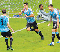 Festejo de los uruguayos en uno de los goles convertidos durante el primer tiempo. (Fuente: EFE) (Fuente: EFE) (Fuente: EFE)