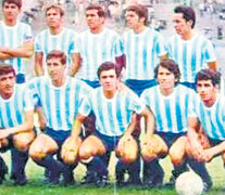 El equipo de Gimnasia y Esgrima de Jujuy donde jugó Rojas, posando para la revista Goles.