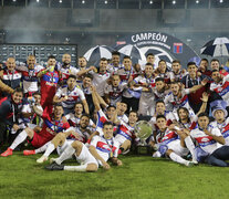 El plantel de Tigre festeja su primer título en la máxima categoría. (Fuente: DPA) (Fuente: DPA) (Fuente: DPA)