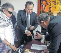 Santrich al momento de firmar su ingreso al Congreso colombiano en Bogotá. (Fuente: AFP) (Fuente: AFP) (Fuente: AFP)
