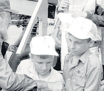 Fidel Castro recibiendo a los chicos de Chernobyl a su llegada a Cuba para tratarse, en una foto de Granma.