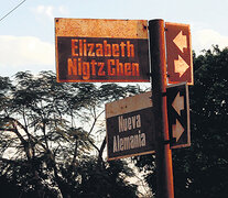El cartel de la calle dice “Elizabeth NigtzChen”... por la hermana nazi de Friedrich Nietzsche.