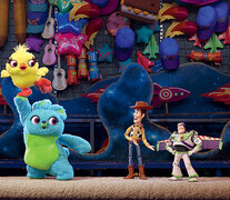 Woody y Buzz como juguetes de premio en una kermesse junto a Ducky y Bunnioe, en Toy Story 4